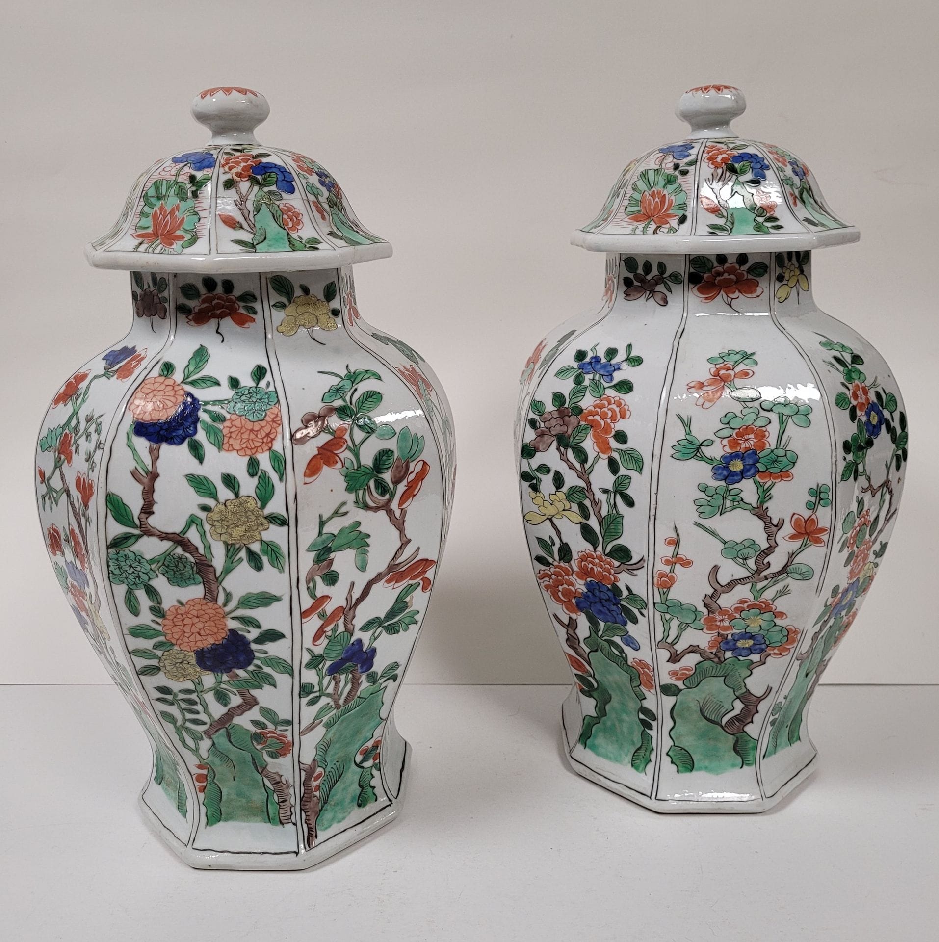 Paire de vases couverts en porcelaine, Europe dans le goût de Samson, XIXe siècle
Octogonaux, à décor de fleurs dans le style Kangxi. F
Hauteur : 40 cm
êles et restaurations.