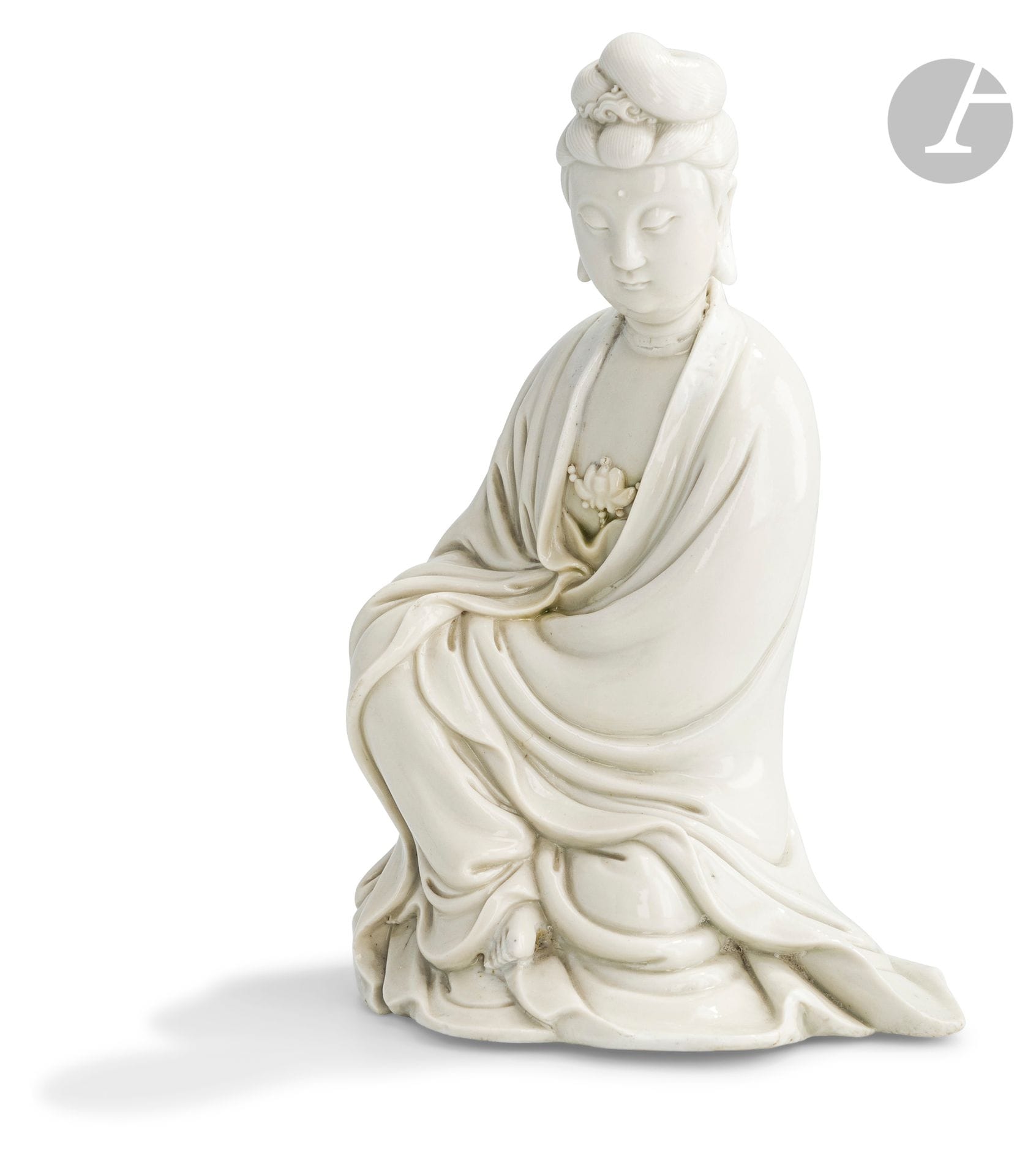 
Guanyin en porcelaine « blanc de Chine », Dehua, Chine, XVIIIe siècle

La divinité est assise, les cheveux relevés au-dessus de son visage serein en un nœud supérieur tenu par une épingle à cheveux en forme de lingzhi. Les yeux baissés et l’urna relevé entre les sourcils, elle est vêtue de robes volumineuses tombant en plis autour du corps et s’ouvrant sur la poitrine pour exposer un collier à pendentif d’une fleur de lotus. Marque de potier dans le dos.

Hauteur : 25 cm

Accident, réparation et défaut dans l’émail. 



Guanyin est connue comme le bodhisattva de la compassion. Guan signifie « voir » ; yin signifie « son » ; les deux mots signifient ensemble « celle qui voit et entend ». Dans la croyance bouddhiste, les bodhisattvas sont des êtres qui ont atteint l’illumination mais qui ont choisi de retarder le nirvana et de rester pour aider l’humanité. Guanyin, qui était à l’origine un bodhisattva masculin en Inde, a été identifiée comme une femme dans les croyances bouddhistes chinoises et japonaises.
