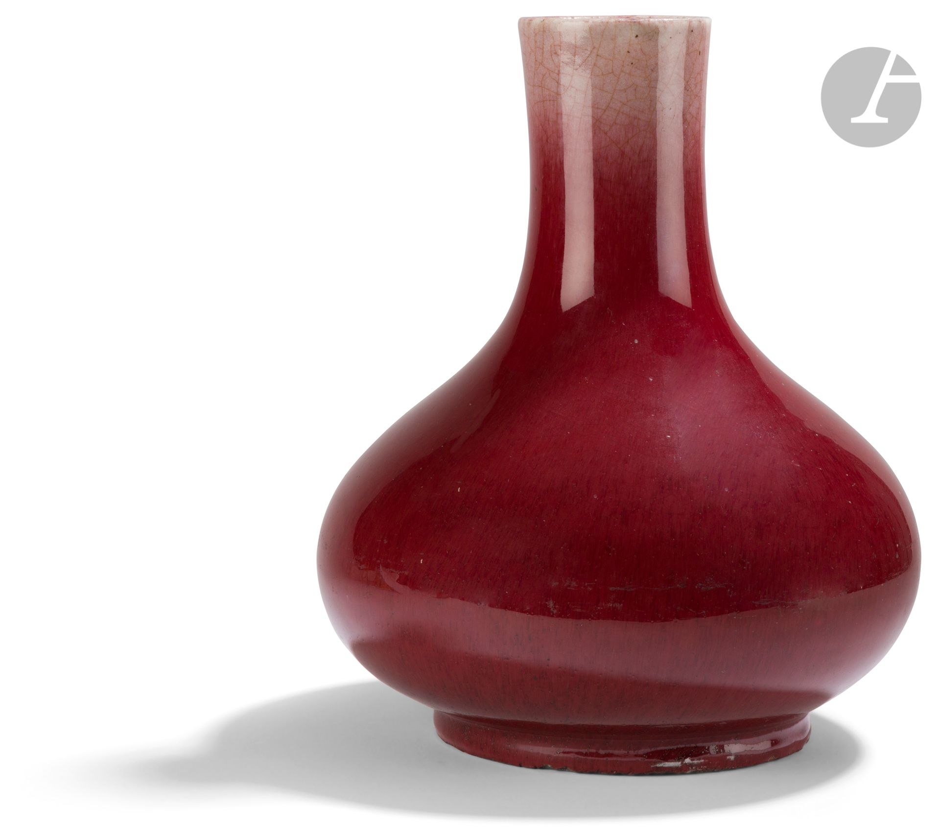 Vase tianqiuping en porcelaine émaillée « sang de bœuf », Chine, XIXe siècle
Le haut du col légèrement plus clair et craquelé. Le fond recouvert d’un émail crème craquelé.
Hauteur : 27 cm
Un défaut de cuisson au col.