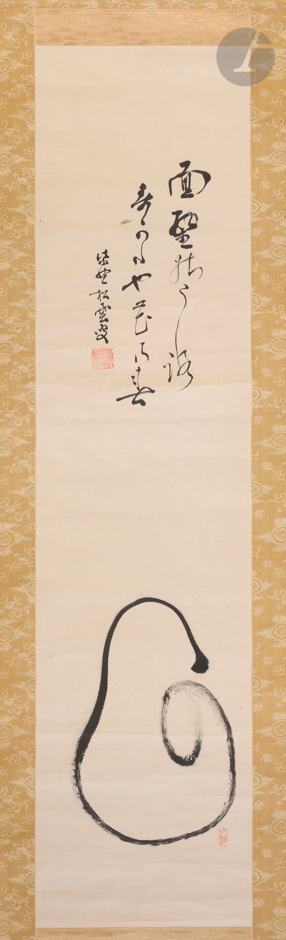 Attribué à Genpô Shûhan - 玄芳宗般, go (nom d’artiste) Shino Shôun - 紫野松雲, Japon, époque Meiji / Taisho
Calligraphie bouddhiste Zen ornée d’un Daruma stylisé par Shino Shôun, moine Zen de la secte Rinzaï qui fut supérieur du temple Daitoku Ji à Kyoto. Sceau de l’artiste .見性宗般 Kenshô Shûhan (shûhan l’éveillé).
Encre de Chine sur papier monté en kakémono.
134 x 31 cm

Provenance :
Collection Michel Tapié. Par descendance.