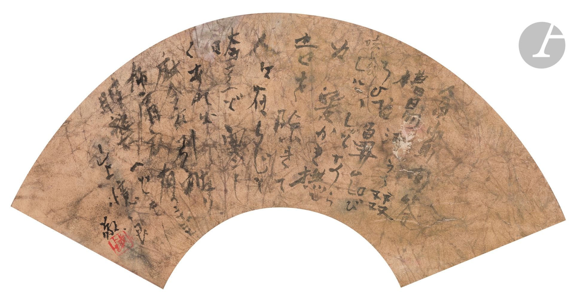 D’après Yamanoue no Okura (660-733) - 
山上 憶良, Japon, XIXe siècle 
Calligraphie à l’encre de Chine sur papier japonais en forme d’éventail. Signée du caractère Ø© - Jô suivi d’un sceau illisible.
Le poème calligraphié ici est un extrait du texte « Le chant des pauvres », Hinkyu mondo - 貧窮問答 tiré du Man’yōshū (anthologie du waka). Il raconte les états d’âme d’un pauvre homme dans le froid de l’hiver :
糟湯酒 うちすすろひて しはぶかひ 鼻びしびしに しかとあらぬ 髭掻き撫でて 我れをおきて 人はあらじと 誇ろへど 寒くしあれば 麻衾 引き被り 布肩衣 ありのことごと 着襲へども
« Sirotant un mauvais sake, toussant tandis que mon nez coule, je renifle en effleurant les poils de ma barbe qui s’allonge, et suis fier de moi. Il fait si froid, que je me couvre de ma literie en lin et de ma robe en tissu, et je porterai tout ce que je peux ».
Longueur : 51,5 cm
Salissures, état moyen.

Provenance : 
Collection Michel Tapié. Par descendance.



Yamanoue no Okura était un poète japonais de la période de Nara, dont la poésie avait essentiellement pour sujet les enfants et les petites gens. Il fit partie d’une des missions japonaises dans la Chine des Tang, et ses textes subissent une grande influence chinoise axée sur le bouddhisme et le confucianisme. Il participe à l’élaboration du Man’yōshū (万葉集),littéralement recueil des dix mille feuilles qui fut la première anthologie waka (genre de la poésie japonaise).
