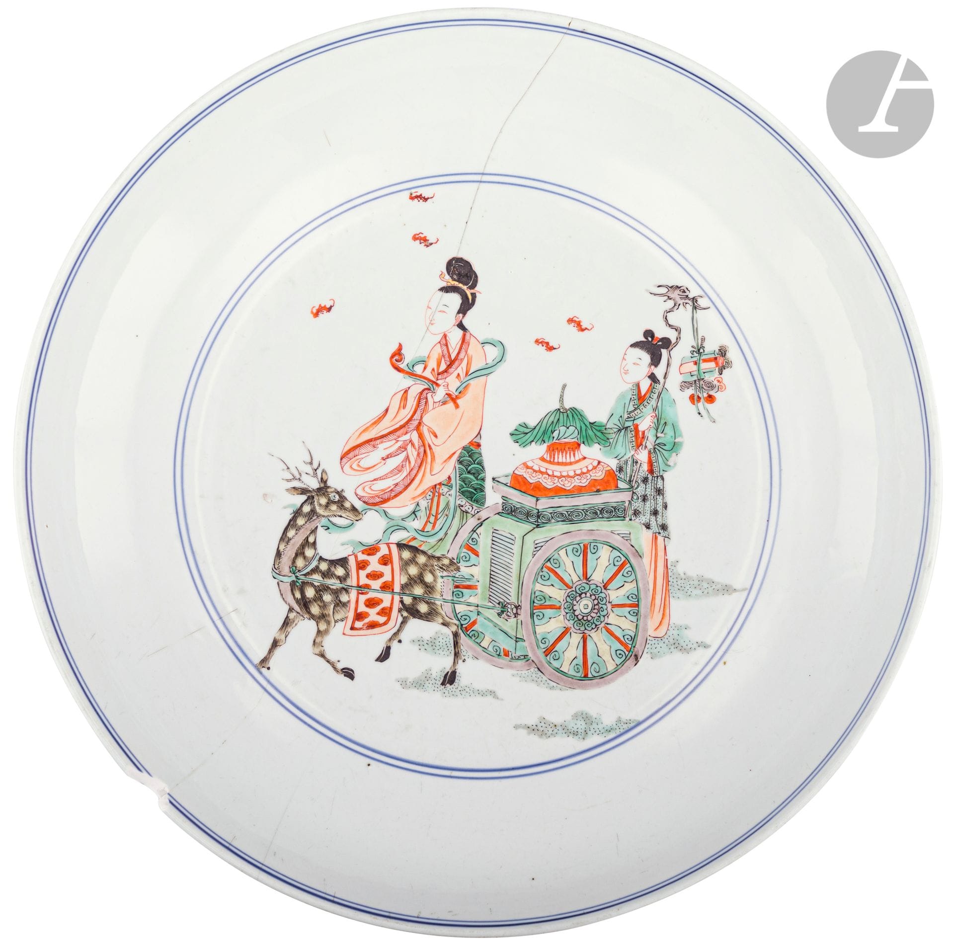 Plat en porcelaine de la famille verte représentant Magu xian shou - 麻姑獻壽 - - « Magu souhaite un bon anniversaire », la déesse immortelle, symbole de longévité et de jeunesse éternelle, Chine, époque Kangxi (1662-1722)
Elle est représentée tenant un sceptre ruyi, entourée de chauves-souris (fu), accompagnée d’un cerf tacheté tirant un chariot transportant l’élixir de vie, à sa suite un serviteur tenant un paquet de parchemins. Le revers du marli est recouvert de caractères de longévité 壽 émaillés en rouge sur couverte et écrits en utilisant divers types de calligraphies de style archaïque. Fausse marque Chenghua à six caractères.
Diamètre : 39,5 cm
Cassé et recollé. 

Les plats de ce modèle représentant la déesse Magu, éternellement jeune et belle, sur son chariot, étaient fabriqués à l’occasion de fêtes d’anniversaire pour souhaiter à leur propriétaire longévité et bonne fortune. Selon la légende, la déesse Magu a vécu des dizaines de milliers d’années et a vu l’océan oriental se transformer en terre et redevenir océan à trois reprises.