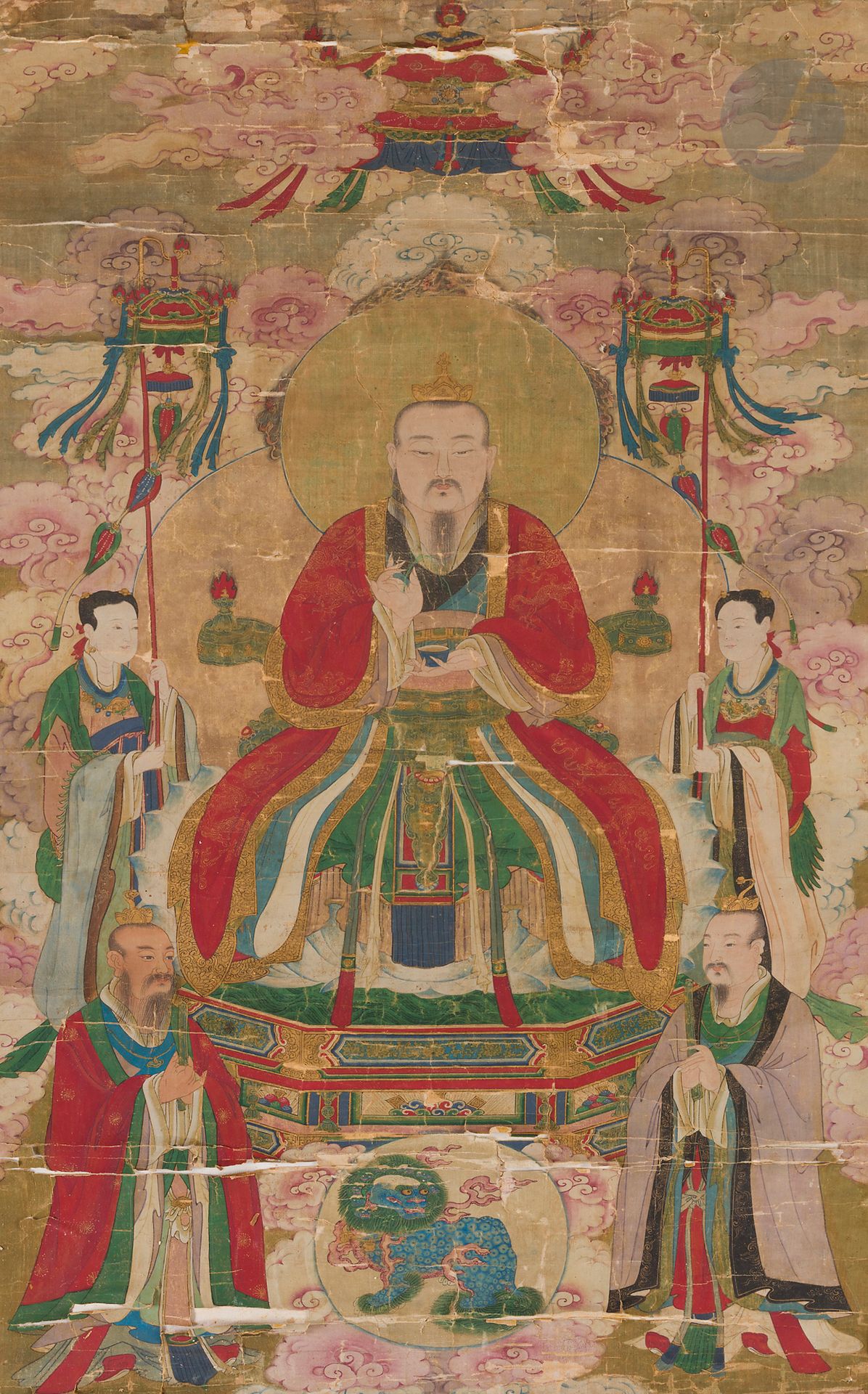 Peinture représentant Yuan Shi Tianzu, l’un des trois purs du panthéon taoïste, Chine, XVIIe siècle
Cet immortel taoïste, également connu sous le nom de Yu Qing, le Pur de Jade (ou aussi Empereur de Jade) est représenté assis sur un trône élaboré avec des rouleaux de nuages en arrière-plan et vêtu de longues robes délicatement peintes de dragons et rehaussées de dorure. Il est entouré de quatre personnages, deux serviteurs portant chacun un chhatra, type de parasol, symbole de royauté et d’autorité spirituelle, et deux attendants portant chacun un hu, plaquette que l’on plaçait devant la bouche lorsque l’on devait s’adresser à un empereur.
123 x 72 cm
Accidents.