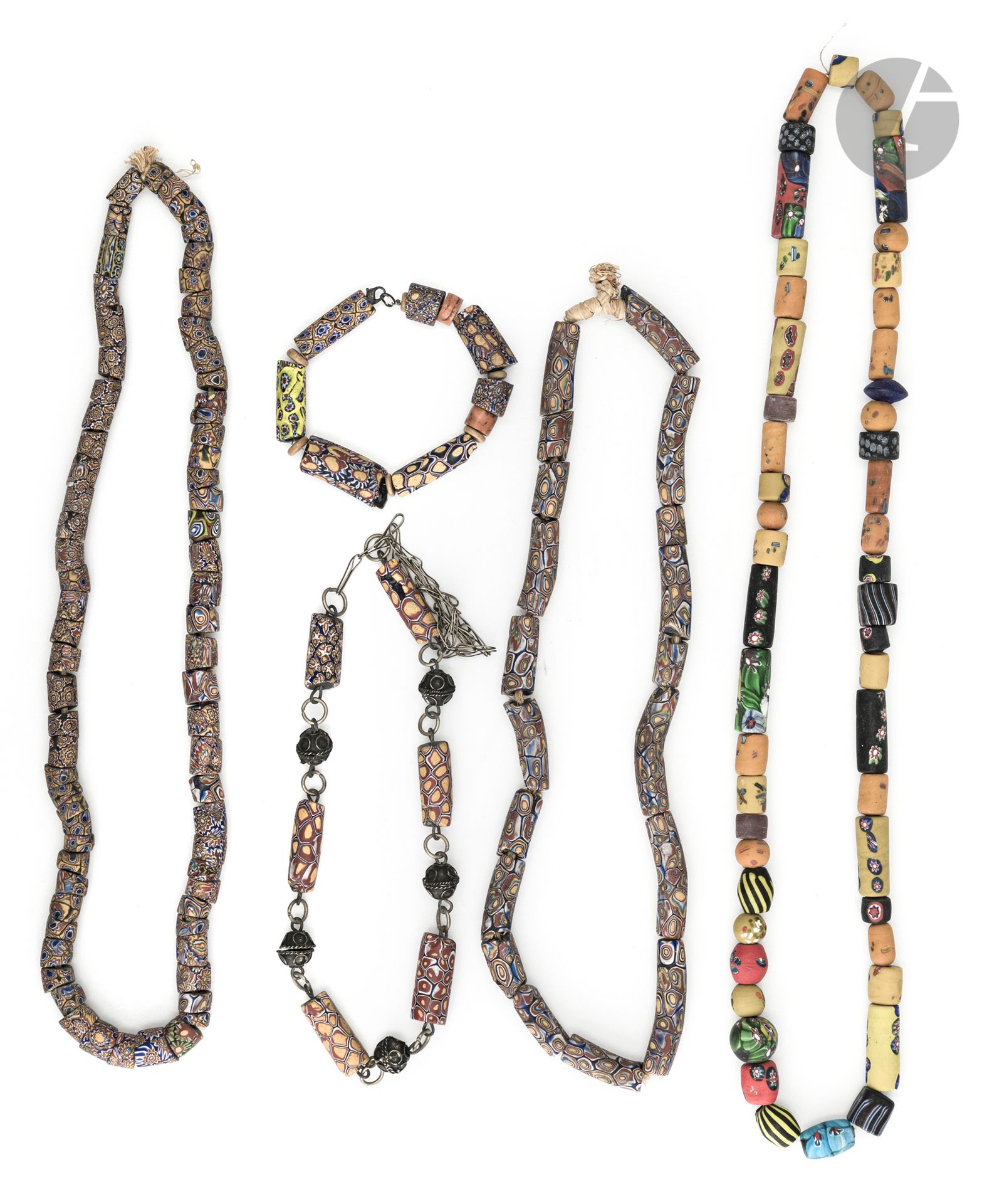 Quatre colliers et un bracelet en perles de verre millefiori, Italie, Murano
Fabriquées à Venise, ces perles étaient utilisées dans les pays d’Afrique comme monnaie d’échange.