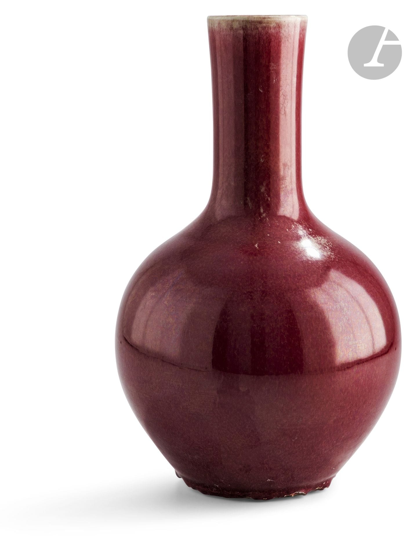 Vase tianqiuping en porcelaine émaillée « sang de bœuf », Chine, fin XIXe - début XXe siècle
Le haut du col et le fond montrent un émail crème craquelé. À la base, les coulures de la couverte rouge ont été légèrement rodées.
Hauteur : 35 cm