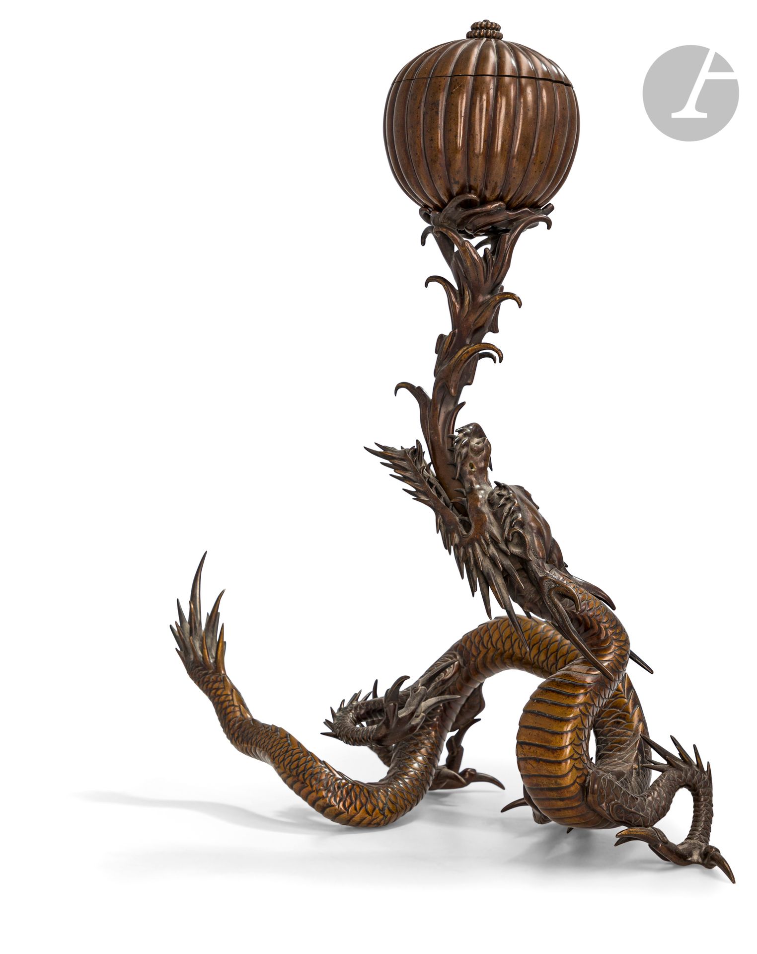Grand brûle-parfum en bronze à patine brune, Japon, époque Meiji (1868-1912)
Le brûle-parfum en forme d’une petite coloquinte posée sur une haute base en forme de dragon à trois griffes, enroulé sur lui-même et ciselé d’écailles, la tête féroce à la gueule béante crachant des flammes formant le support de la coloquinte maintenue par un petit ergot et dont le couvercle est muni d’un petit orifice. Cette représentation est très probablement une interprétation du dragon à la poursuite de la perle sacrée. Traces de défauts de fonte au niveau des assemblages.
H. totale : 53 cm