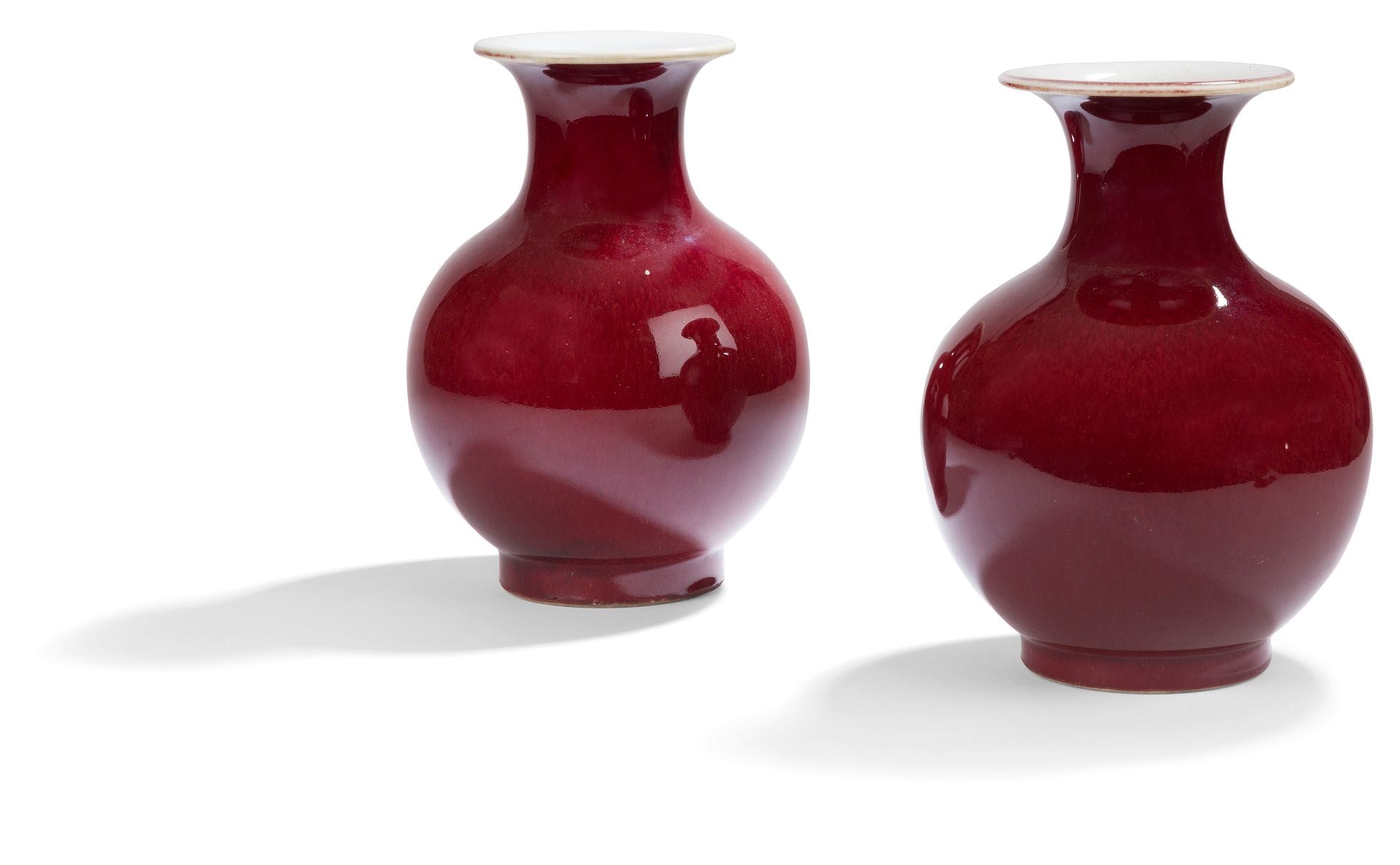 Paire de vases globulaires en porcelaine émaillée « sang de bœuf », Chine, XIXe siècle
Recouverts d’une glaçure monochrome rouge. Le haut des cols évasé.
Hauteur : 23 cm