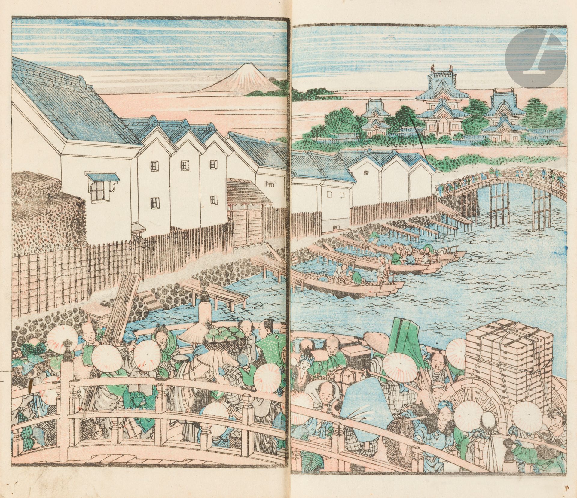 Totoya Hokkei (Uoya) (1780-1850), Katsushika Hokusaï (1760-1849), Deux albums illustrés, Japon, XIXe siècle
Paysages de voyage vus par Hokusaï sur la route du Tokaidô. 五十三次　北斎道中画譜- Gojusan tsugi Hokusai dôchû gafu. Format hanshibon.
Tirage Meiji vers 1881.
Éditeur : Ohashi Eisaburo
Suite de bois gravés de la Route du Tokaido, imprimés à l’encre noir et rouge, et bleu et vert pour quelques illustrations. Pages assemblées en accordéon et reliées par une couture, couverture orange avec étiquette de titre imprimée en bleu. La première estampe serait de Hokusaï les autres de son élève Hokkei.
Trous de vers.