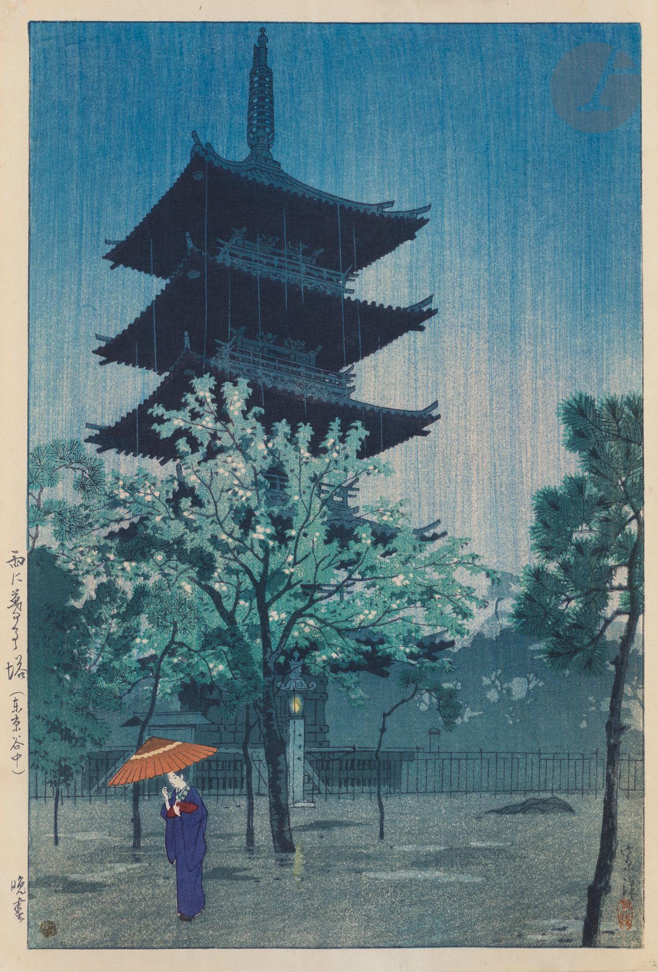 Kasamatsu Shiro (1898-1991), Japon, 1932 (7ème année de Showa, fin du printemps)
Pluie sur la pagode au crépuscule (Tokyo Yanaka), Ame ni kururu tô (Tôkyô, Yanaka) - 雨に暮れる塔（東京谷中). 
Encre et polychromie sur papier, de l’école Shin-hanga, format ôban tate-e représentant une femme tenant une ombrelle sous la pluie à côté de la pagode Yanaka.
Éditeur : Watanabe.
Datée 1932.
Cachet de l’éditeur Watanabe de 6mm de diamètre, donc édition d’avant 1957.
Bon état général, trous de punaises.