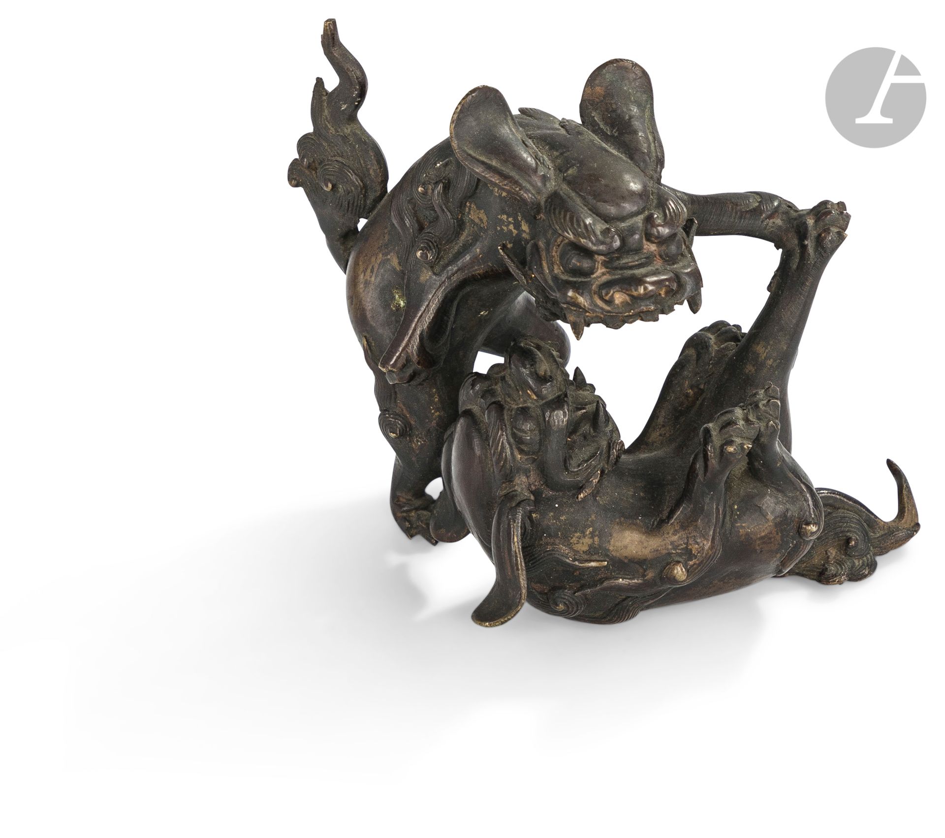 Small group in copper alloy with brown patina, Japan, Meiji period (1868-1912
) Representing two shishi confronting each other, the mouth open and the fangs clearly visible, one on his back, the other arched and pushing back his opponent with an aggressive paw.
Height : 12,5 cm

