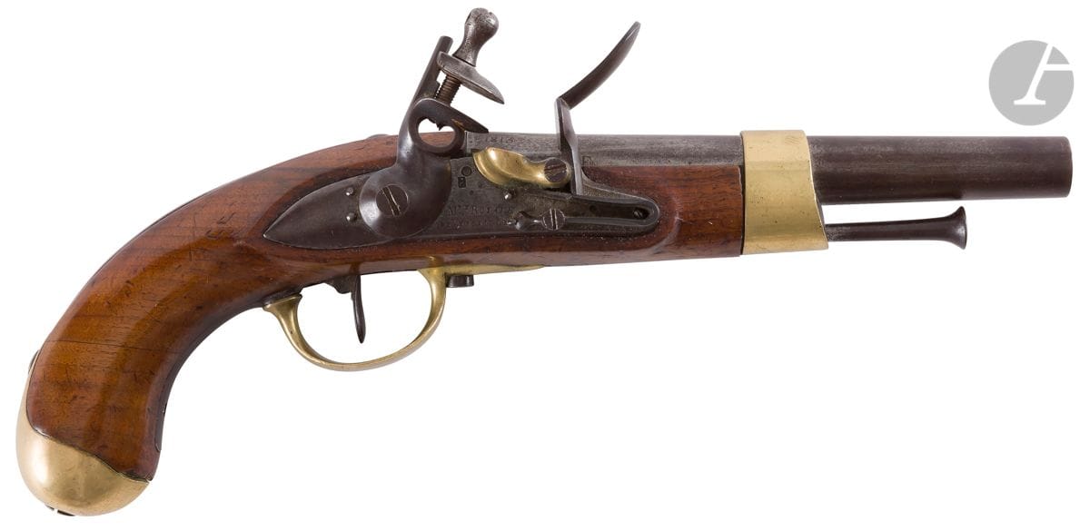 Pistolet d’arçon à silex modèle An XIII.
Canon rond à pans au tonnerre, poinçonné DT 1810 1814 et D (Deschasseau contrôleur), daté 1813 et marqué Me An 13, frappé EF.
Platine poinçonnée G sous étoile d’Augustin Germain (Germain, réviseur en 1812-1814) et gravée « Mre Royale de Versailles ».
Chien à corps rond.
Bassinet et garnitures poinçonnés en laiton. Crosse en noyer avec traces de marquages MR. 
Longueur canon : 20,2 cm - Longueur totale : 35,5 cm
Baguette en fer. 
B.E.