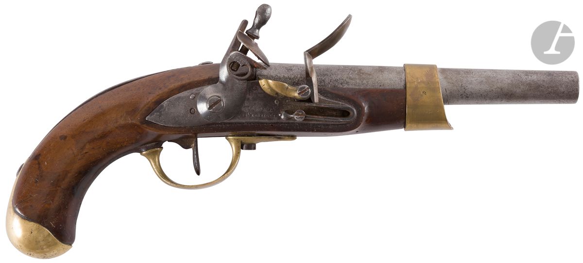 Pistolet d’arçon à silex modèle An XIII.
Canon rond à pans au tonnerre poinçonné, gravé Me An 13. 
Platine moissonnée G sous étoile. « Mre Royale de Versailles ». 
Chien à corps rond. Bassinet en laiton. Garnitures en laiton poinçonné.
Bride de crosse en fer. Crosse en noyer, poinçonnée.
Longueur canon : 18,9 cm - Longueur totale : 35,5 cm
A.B.E. Petites piqûres, manque la baguette.