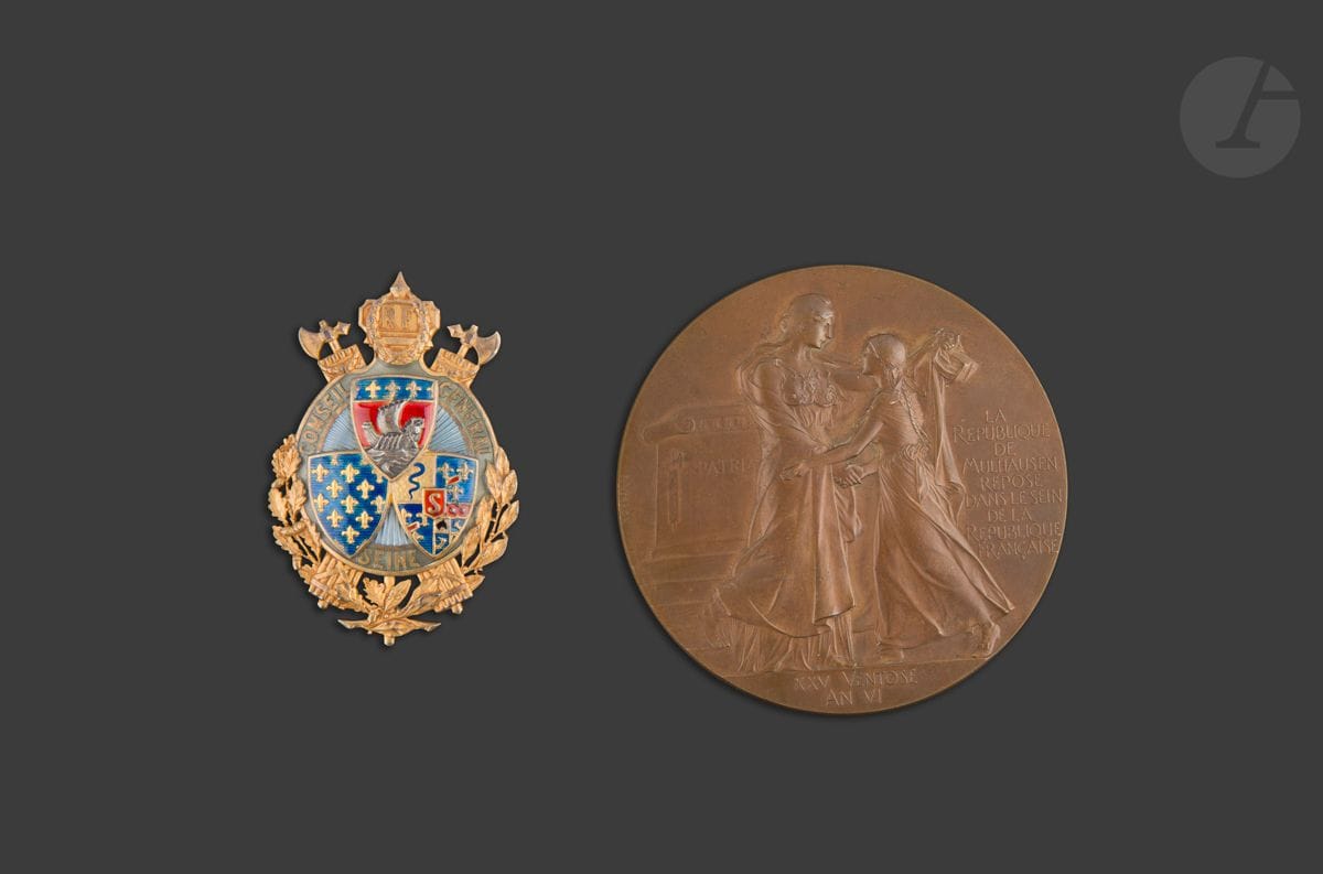 FRANCE
Insigne de conseiller général de la Seine.
Vermeil et émail.
55 x 38 mm - Poids brut : 26 g
Poinçon mixte tête de sanglier et tête d’aigle. 
Dans son écrin de la Maison Paul BRANDT. 
On y joint une médaille en bronze de la réunion de Mulhouse (67 mm). Dans son écrin marqué à l’or.