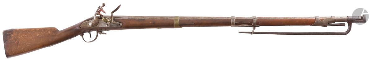 Fusil à silex de dragon type An IX. 
Canon rond, à pans au tonnerre, daté « 1808 ». 
Platine avec restes de marquages « Manufre Imple de Charleville ». Garnitures et double grenadière en fer. Capucine et contre-platine en laiton. 
Crosse en noyer (enture à l’avant du fût sur 23 cm). 
Avec une baïonnette (piqûres). 
Longueur canon : 96 cm – Longueur totale : 132 cm 
E.M.
