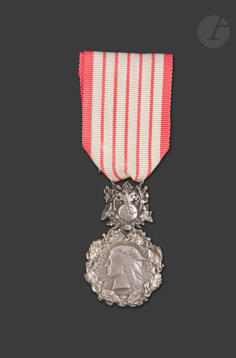 FRANCE 
MÉDAILLE D’HONNEUR DES DOUANES. 
En argent. Poinçon de la Monnaie. Ruban. 
43 x 21 mm - Poids brut : 14 g
Dans son écrin marqué à l’or « MINISTERE DES FINANCES – DIRECTION GENERALE DES DOUANES – MEDAILLE D’HONNEUR »
SUP.