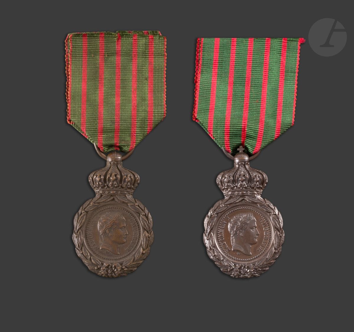 FRANCE 
MÉDAILLE DE SAINTE-HÉLÈNE
Deux médailles de Sainte-Hélène en bronze patiné. 
47 x 30 mm. Rubans. 
T.T.B à SUP.