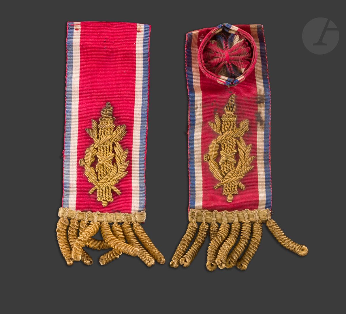 FRANCE 
Deux insignes de députés. 
En moire tricolore, doublée de soie écarlate. Broderie au faisceau de licteur en canetille et franges dorées. 
Manque la rosette et l’attache de boutonnière sur un. 
A.B.E. IIe République (1848-1852).