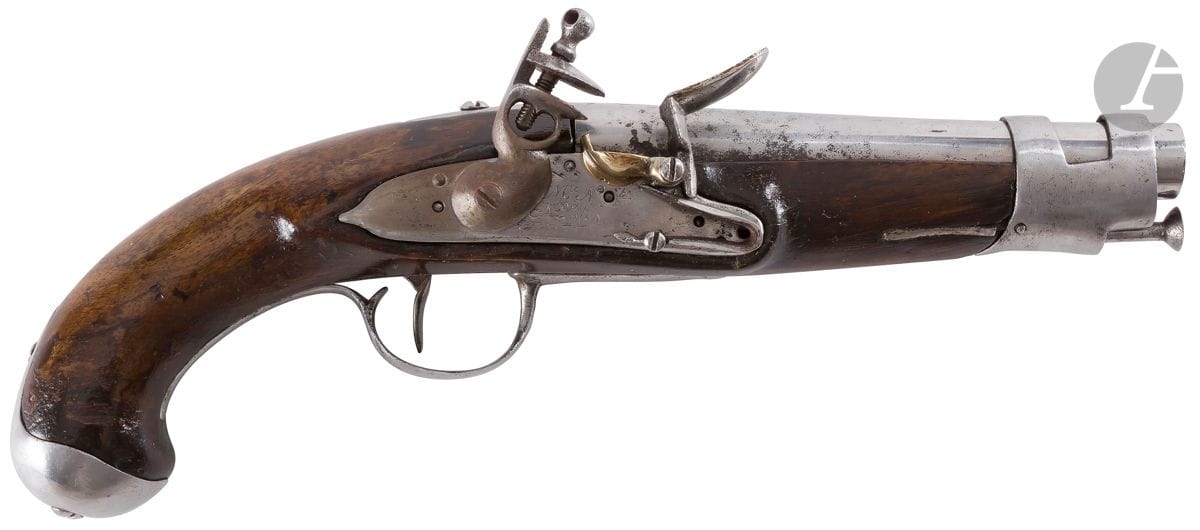 Pistolet de marine révolutionnaire. 
Canon rond à méplats au tonnerre, poinçonné au bonnet phrygien et marqué « 8C 1930 ». 
Platine gravée « Mre Nale à Nantes ». Garnitures et crochet de ceinture. Crosse en noyer, gravée d’une ancre de marine.
Longueur canon : 16,3 cm - Longueur totale : 31,5 cm
M.E. Fabrication révolutionnaire composite.