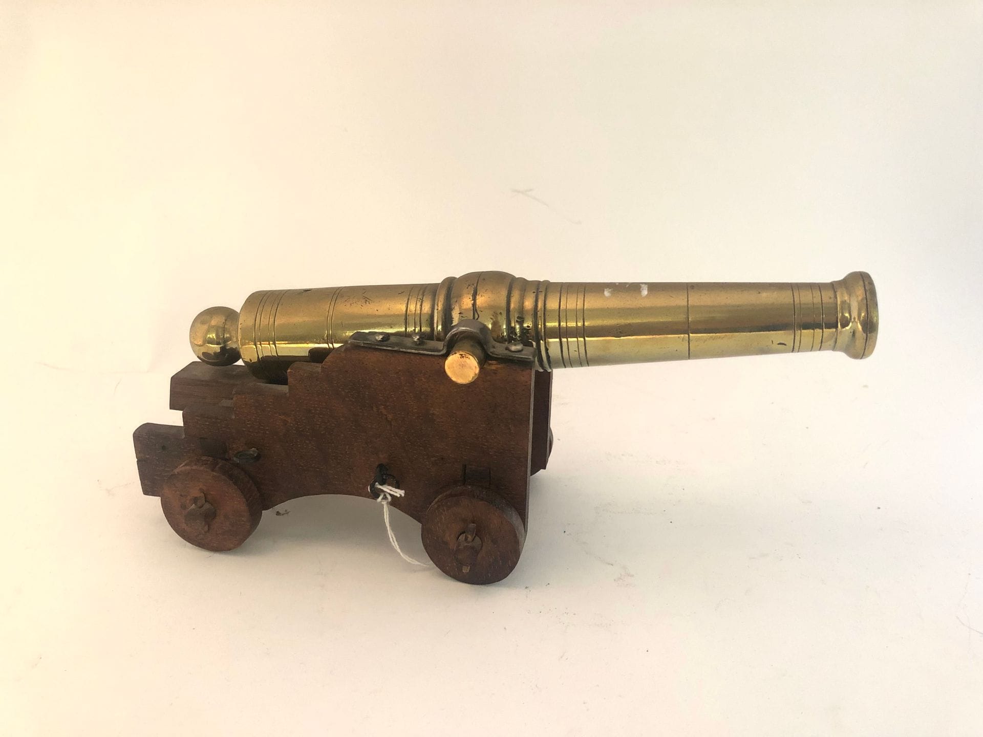 Petit canon de fête. 
En laiton. Affut de marine en bois. 
Longueur : 31 cm