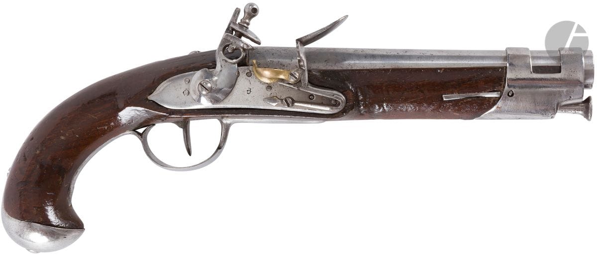 FRANCE
Pistolet à silex de demi-arçon de fabrication révolutionnaire. 
Canon rond, à pans au tonnerre. Platine à corps plat signée à l’intérieur « CLEMANSON » et chien à corps rond (vis changée).
Crosse en noyer, avec marquages. Baguette en fer. 
Longueur canon : 18,6 cm - Longueur totale : 35 cm
A.B.E (Usures). Fabrication attribuée aux Ateliers de Paris.