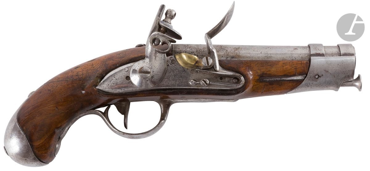 Pistolet de gendarmerie modèle An 9. 
Canon rond à méplats au tonnerre, daté « 1811 », sur le dessus « Gendrie de l’Oise » et poinçon « RF ». 
Platine gravée « Maubeuge Manufre Nle » (usures). 
Garnitures et baguette en fer. Crosse en noyer, poinçonnée et datée « 1811 » (cassure ancienne recollée).
Longueur canon : 12,7 cm - Longueur totale : 23,5 cm
E.M.