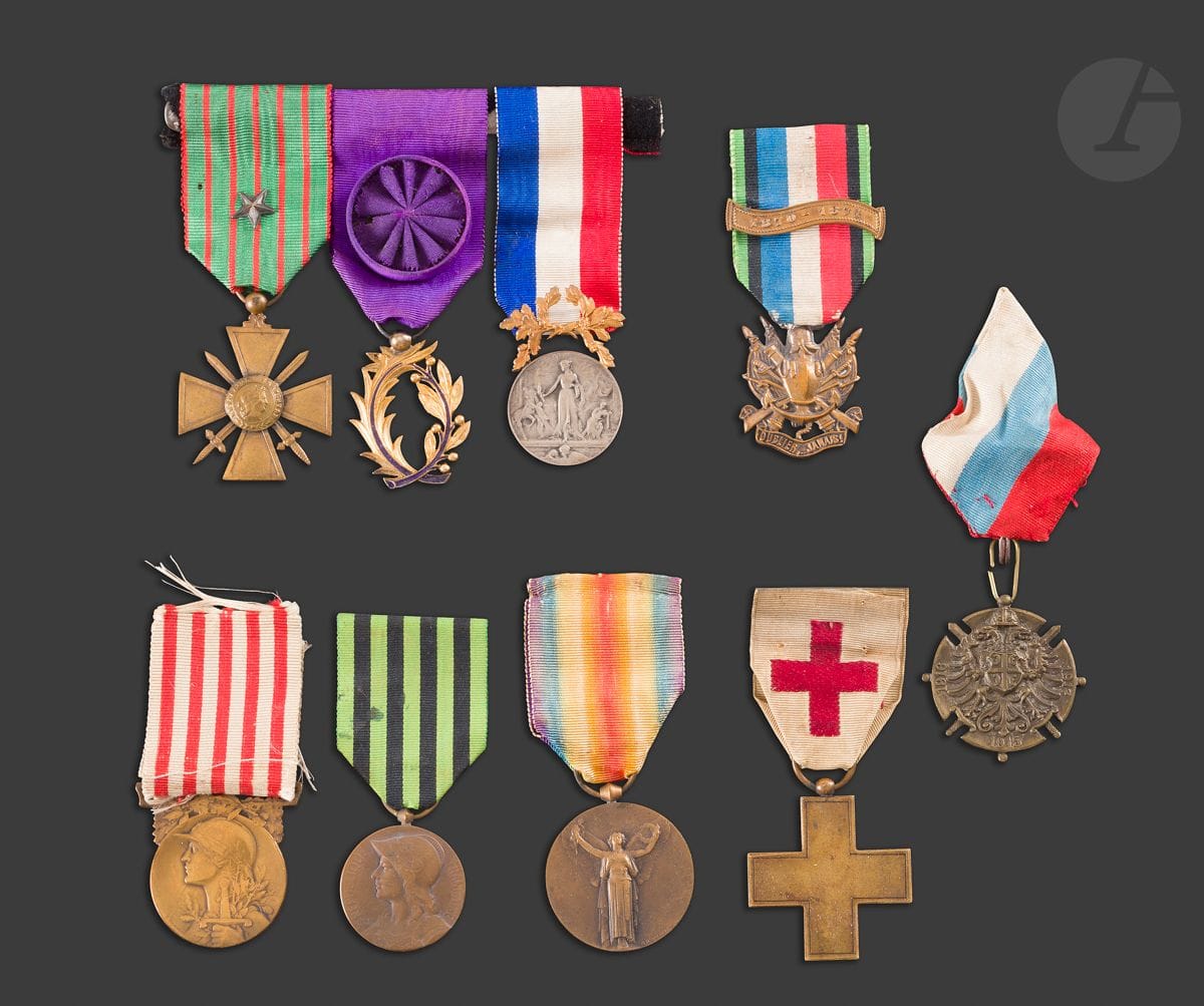 FRANCE (GUERRE DE 1870 et 14-18)
Ensemble de dix médailles : médaille commémorative 1870-1871, de petit module, en bronze ; médaille « Oublier…jamais », en bronze, ruban à agrafe ; médaille de la Société française de secours aux blessés des armées de terre et de mer, ruban tissé ; médaille commémorative 14-18 ; médaille commémorative serbe 14-18 ; médaille interalliée (Morlon) ; croix de guerre 14-17 ; médaille militaire en argent et vermeil ; palmes académiques - Poids brut : 18 g - et médaille du ministère de l’intérieur en argent et vermeil - Poids brut : 14 g 
Rubans. 
T.T.B.
