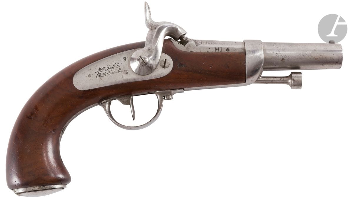 Pistolet d’officier de gendarmerie modèle 1836.
Canon rond, rayé, à pans, poinçonné et daté au tonnerre « 1858 MI ». Platine gravée « Mre Imple de Châtellerault ». Garnitures et baguette en fer. Crosse en noyer poinçonnée.
Longueur canon : 13 cm - Longueur totale : 25 cm 
B.E.