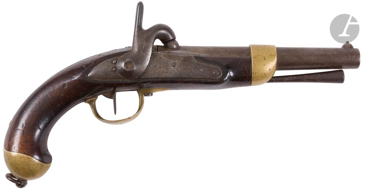 Pistolet d’arçon modèle 1816 Tbis
Canon rond à pans au tonnerre. Queue de culasse marquée « 1816 T Bis » Platine avec restes de gravures « Manuf Royle de Charleville » Garnitures en laiton poinçonné. 
Crosse en noyer avec marquages. Baguette en fer. 
A.B.E. (Manque la vis de noix).