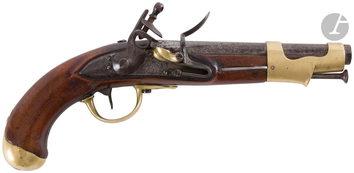 Pistolet à silex de cavalerie modèle An IX. 
Canon rond, à pans au tonnerre, frappé « An 12 ».
Queue de culasse gravée « M an 9 ». 
Platine signée « Mare Nale de Charleville ». Garnitures en laiton poinçonné. Crosse en noyer avec cachet. Baguette en fer. 
Patiné noir. 
Longueur canon : 20 cm - Longueur totale : 35,5 cm
A.B.E.
