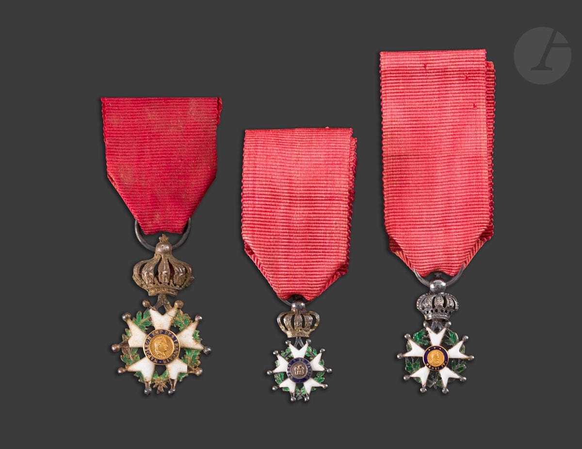 FRANCE 
ORDRE DE LA LÉGION D’HONNEUR 
Trois réductions et miniature d’étoile de chevalier : 
- d’époque Monarchie de Juillet. 24 x 18 mm - Poids brut : 2,31 g Argent, or et émail (éclats). T.T.B.
- d’époque Second Empire. 39 x 19 mm - Poids brut : 3,60 g. Argent, or et émail (éclats). B. 
- d’époque Second Empire. 20 x 11 mm - Poids brut : 1,56 g. Argent, vermeil et émail (petits éclats). T.T.B. 
Rubans. 
Poids brut total : 7,48 g
T.T.B.