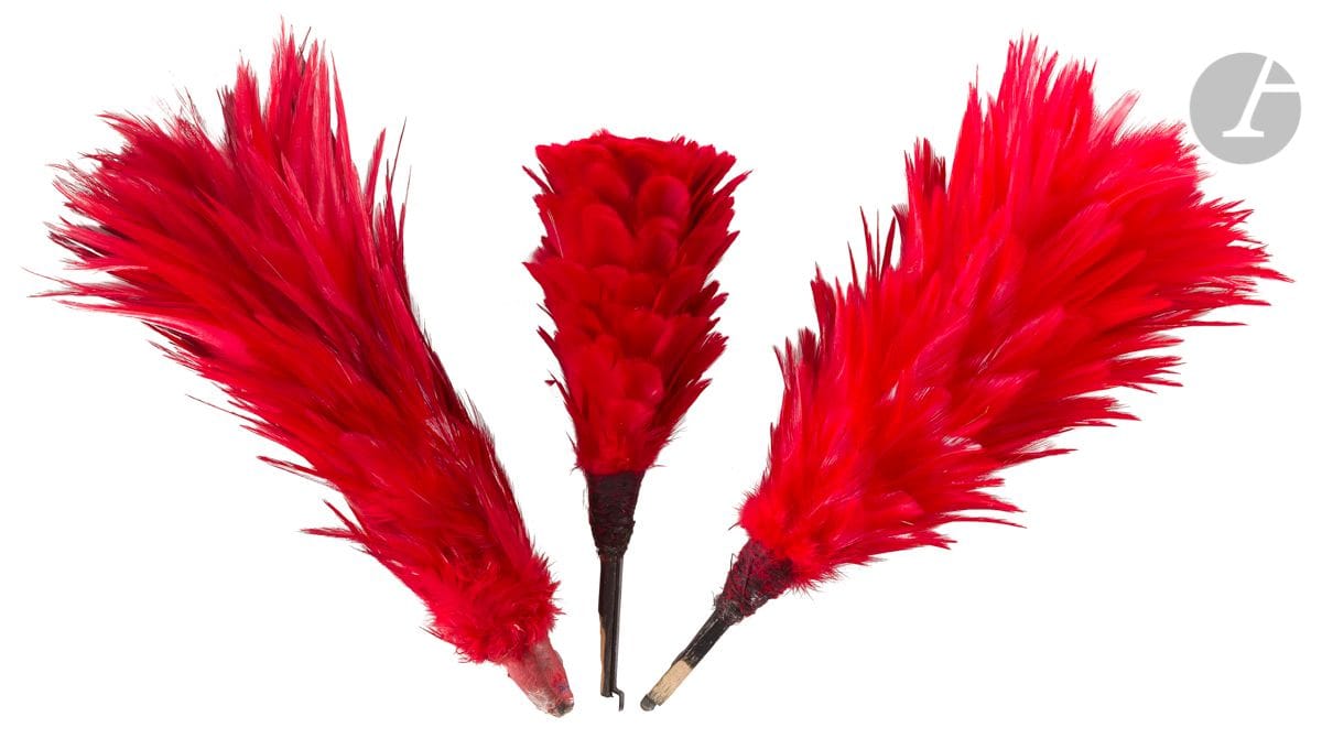 Lot de 3 plumets en plumes écarlate pour shako et casque à cimier. 
B.E. Époque IIIe République.