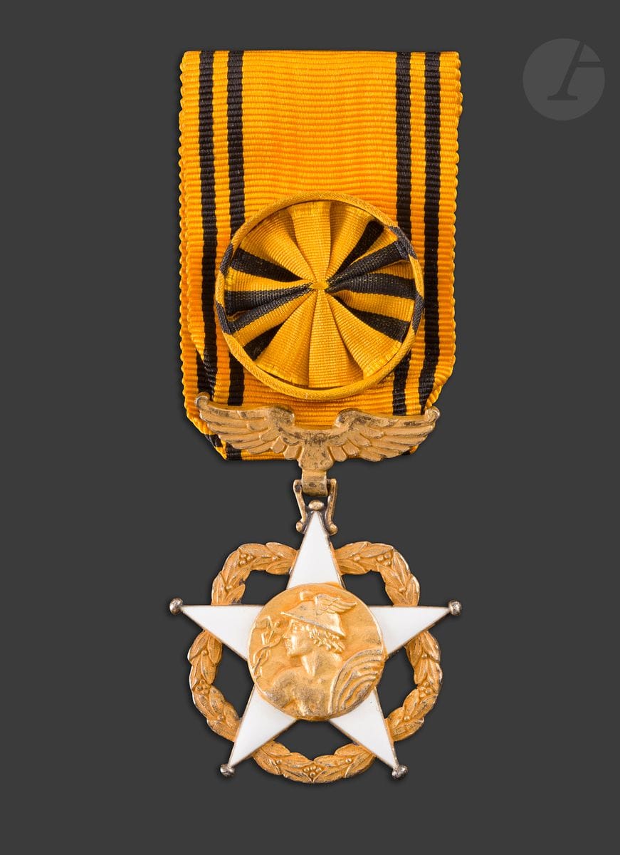 FRANCE 
ORDRE DU MÉRITE POSTAL 
Insigne d’officier, en vermeil et émail. Ruban à rosette. Poinçon tête de sanglier. 
Ruban à rosette. 
52 x 39 mm - Poids brut : 25 g
T.T.B.