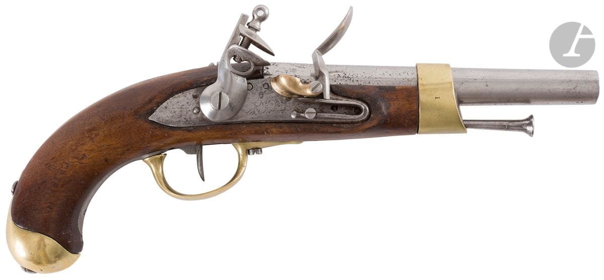 Pistolet d’arçon à silex modèle An XIII. 
Canon rond, à pans au tonnerre, poinçonné et daté « 1810 ». 
Queue de culasse marquée « Mle An 9 ». 
Platine gravée « Mre Rle de Brescia ». Bassinet en laiton. 
Garnitures en laiton poinçonnées. Crosse en noyer.
A.B.E. (légères piqures). 
Longueur canon : 20 cm - Longueur totale : 35,5 cm