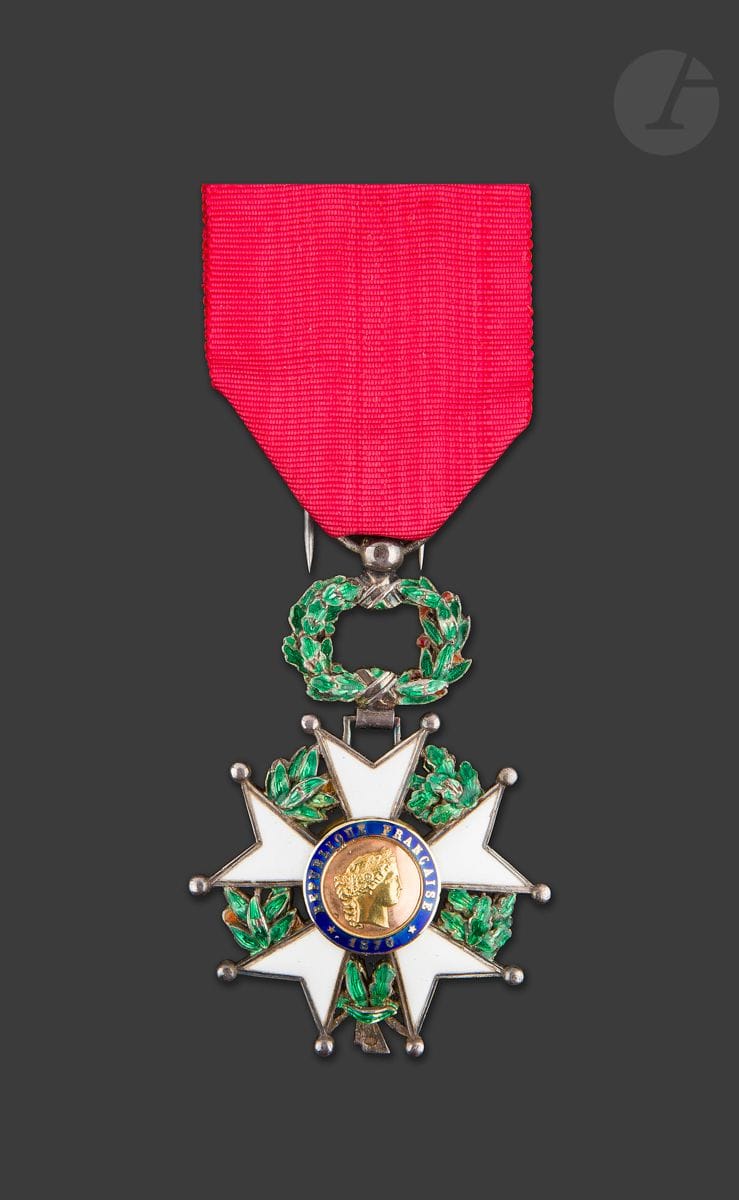 FRANCE 
ORDRE DE LA LÉGION D’HONNEUR 
Étoile de chevalier d’époque IIIe République, modèle de luxe à filets. 
En argent, à étoile bombée et feuillages en relief, centre en or en trois parties et émail (petits éclats). Poinçon tête de sanglier. 
Ruban.
61 x 42 mm - Poids brut : 23,4 g
Dans un écrin monogrammé SL de la Maison Marie Stuart. 
T.T.B.