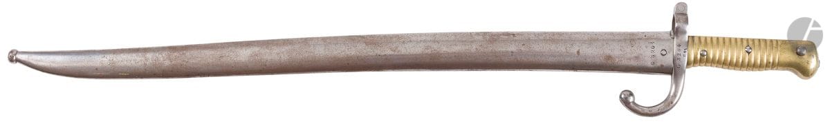 FRANCE 
Baïonnette modèle 1866. 
Poignée en bronze. Lame Yatagan gravée « Mre d’armes de St Etienne. Juillet (…) ». Fourreau en tôle de fer au même numéro. 
Longueur : 69,2 cm 
A.B.E.