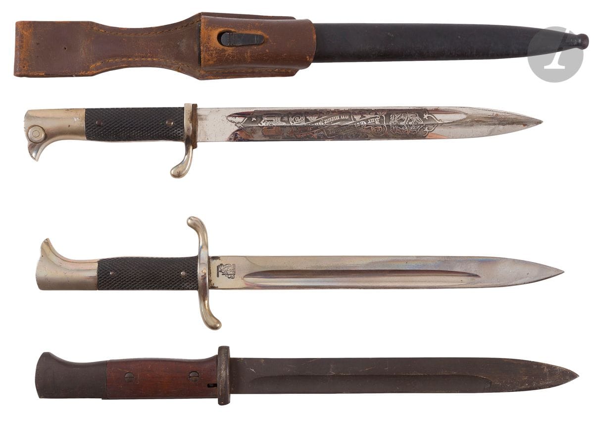 ALLEMAGNE 
Trois baïonnettes : 
- 98K. Lame 43 ASW. S.F. 
- de pompier. Monture nickelée, garde à deux quillons inversés. Lame originale Eickhorn. S.F. 
- de parade. Lame gravée à l’aigle allemand NS « Zur Erinnerung an meine Dienstzeit ». Fourreau bronzé. Fabrication d’après-guerre.