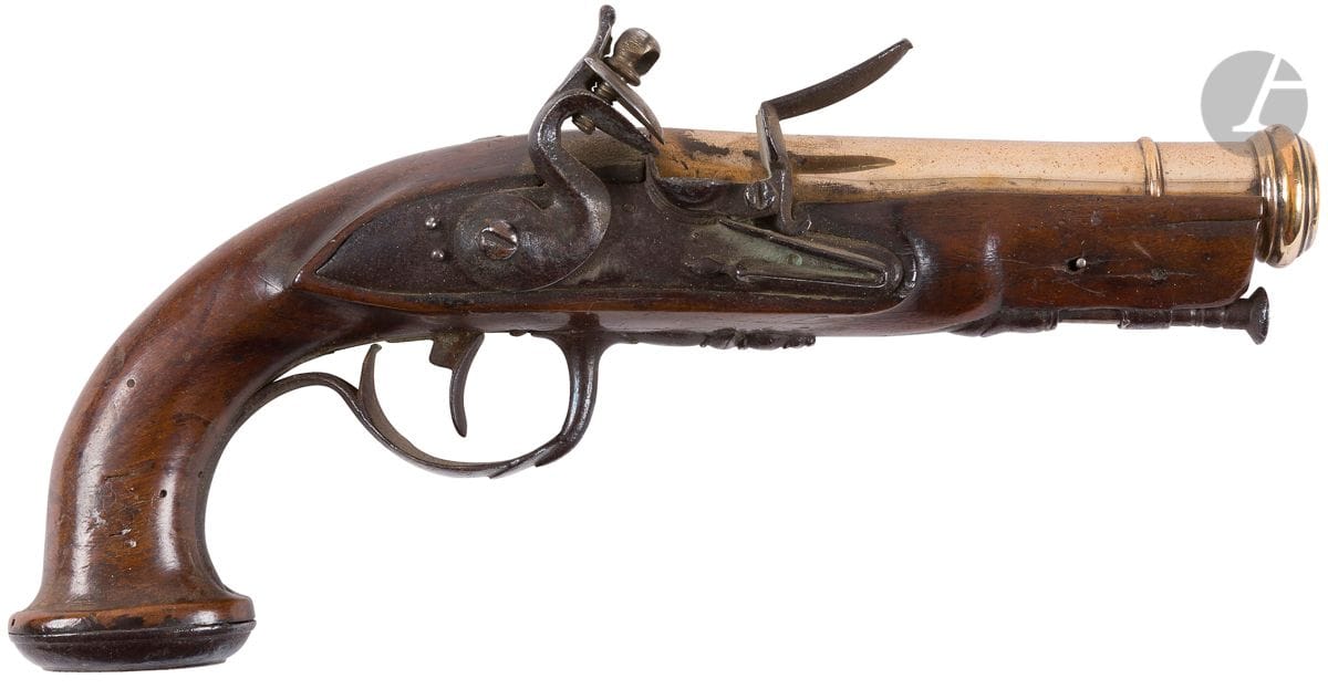 Pistolet à silex d’officier de Marine. 
Canon rond à bourrelet à la bouche. Platine et chien col de cygne à corps ronds. Bassinet et garnitures en fer découpé uni. Crosse en noyer. Baguette en fer.
A.B.E. Vers 1780-1820.