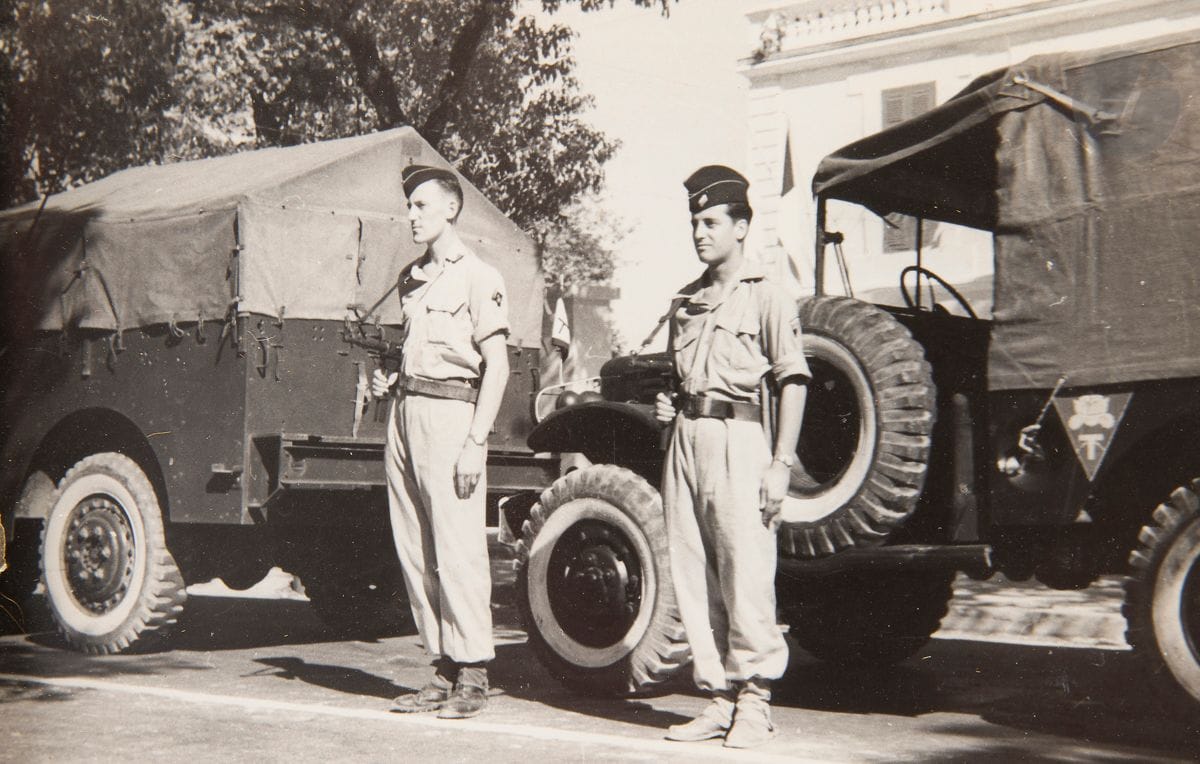 Album photo de 105 photos d’un soldat français en Indochine (circa 1952). 
Photos d’autochtones, militaires, défilés, avions, half tracks, etc. 
Reliure laquée noire, peinte. 
18 x 28 cm 
A.B.E.