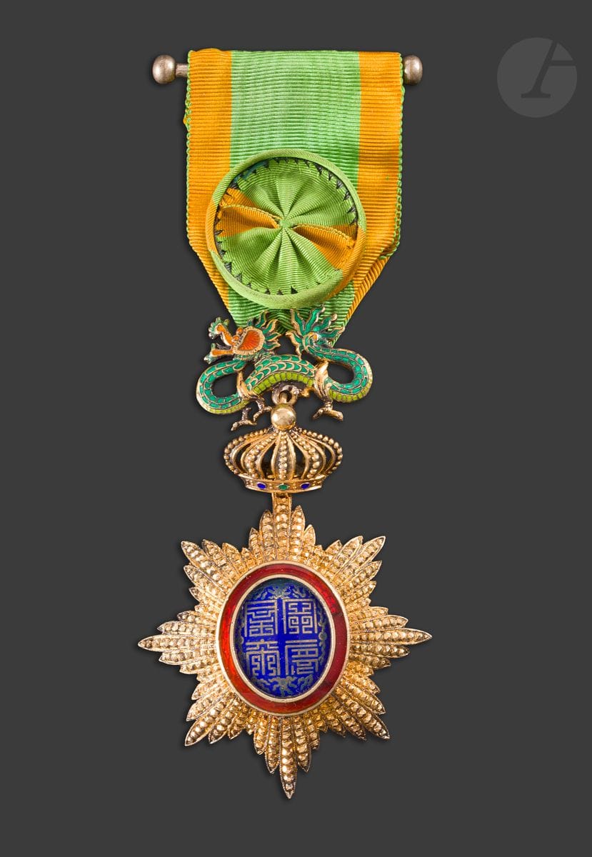 ANNAM 
ORDRE DU DRAGON D’ANNAM 
Étoile d’officier en vermeil et émail. Poinçon tête de sanglier. Ruban du 2e type à rosette. 
90 x 50 mm - Poids brut : 25 g 
T.T.B. à SUP.