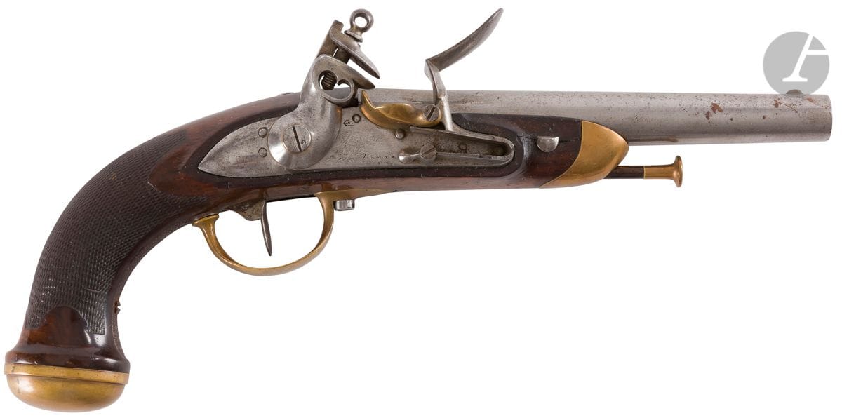 Pistolet à silex d’officier modèle 1816. 
Canon rond à pans au tonnerre. Platine poinçonnée avec restes de marquages de la Manufacture Royale de Saint Etienne. 
Garnitures en laiton. Crosse en noyer (fêles) en partie quadrillé. 
Baguette en fanon à embout laiton. 
Longueur canon : 20 cm - Longueur totale : 35 cm
A.B.E.