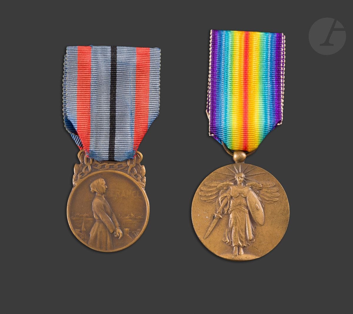 FRANCE.
1re GUERRE MONDIALE 
Deux médailles : 
- Médaille interalliée U.S. de fabrication française, non signée. Poinçon « BRONZE » sur la tranche. Ruban. 
- Médaille des Victimes de l’Invasion la France reconnaissante, 3e classe, en bronze. Ruban. 
T.T.B.