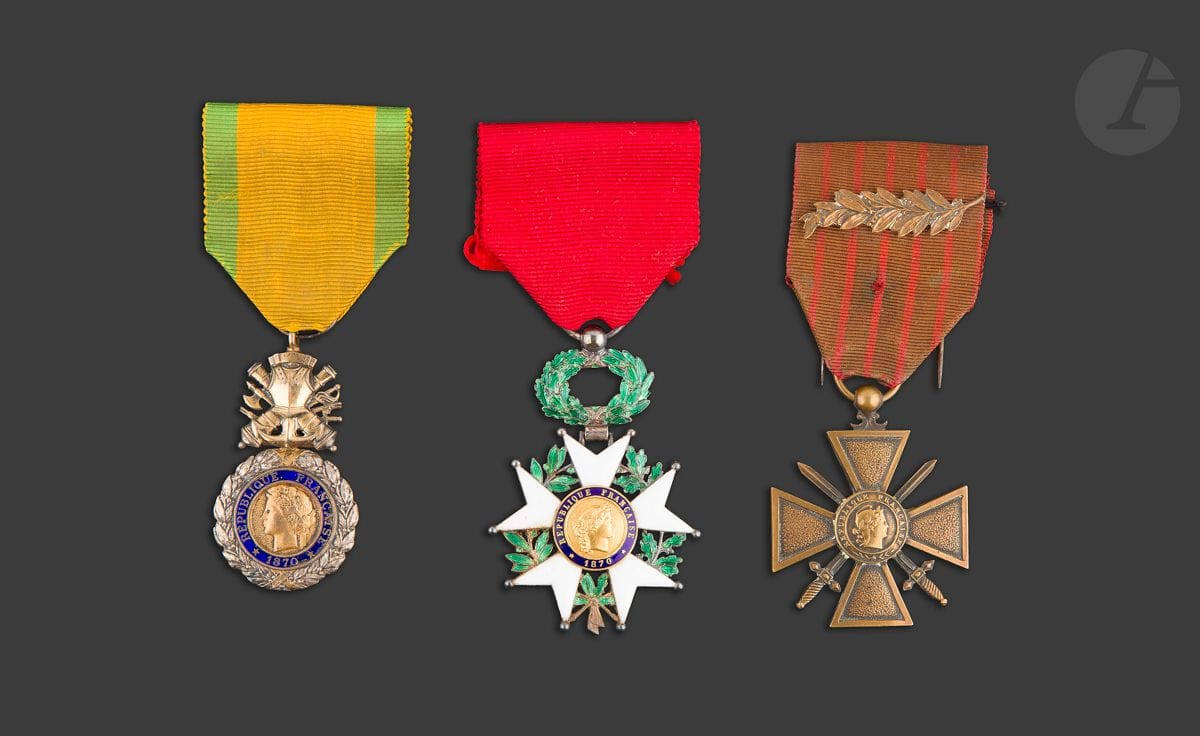 FRANCE 
ORDRE DE LA LÉGION D’HONNEUR et DIVERS 
Trois médailles : 
- Étoile de chevalier d’époque IIIe République. Argent, or et émail (petit éclat). Poinçon tête de sanglier. T.T.B. 57 x 40 mm - Poids brut : 16 g
Dans une boite de la maison Ouizille Lemoine marquée sur le couvercle. 
- Médaille militaire IIIe République. Argent, vermeil et émail. T.T.B. Poids brut : 17 g. Dans une boîte en carton. 
- Croix de guerre 1914-1915. En bronze. Ruban à palme. Dans une boîte en carton. 
T.T.B.