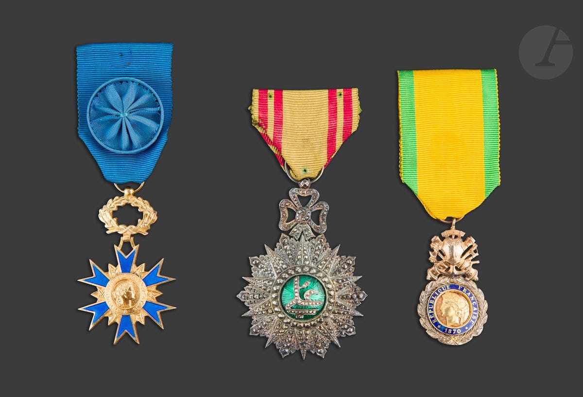 FRANCE 
Trois médailles : 
- Étoile d’officier de l’Ordre national du Mérite. Vermeil et émail. Poinçon de la Monnaie. Ruban à rosette. 60 x 37 mm - Poids brut : 22 g. Dans une boîte en carton nominative. 
- Médaille militaire IIIe République, modèle d’orfèvre, centre en deux parties. En vermeil et argent. 43 x 25 mm - Poids brut : 15 g. Dans un écrin de la médaille militaire. 
- Étoile de chevalier de l’Ordre du Nichan Iftikhar au monogramme d’Ali Bey (1882-1902). En argent et émail (cheveux). Poinçon tête de sanglier. Ruban court. 73 x 50 mm - Poids brut : 34 g 
T.T.B.