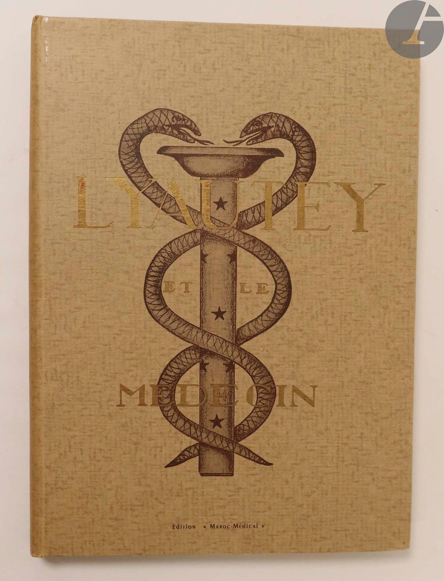 Album.
Lyautey et le médecin.
Exemplaire n°1.
Spécialement imprimé à l'intention du Maréchal Juin.
Réunion de textes sur des souvenirs de Lyautey.
Introduction du Maréchal Juin. Comprend une photographie de Lyautey en page de garde.
Dans un cartonnage.
On y joint : Dans l'ombre de Lyautey par le Général de Boisboissel, préface du Maréchal Juin.