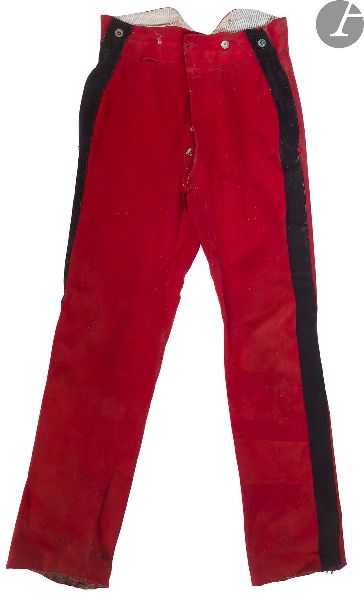 Set of equipment: 
 - Three gaiters.
- Two garance trousers (accidents). 
 - Ike jacket and pants of lieutenant of the 93rd RI. Around 1950. 
Small equipment: rank pattern; shoulder pattern, belt with fourragère, etc... Circa 1950.



 