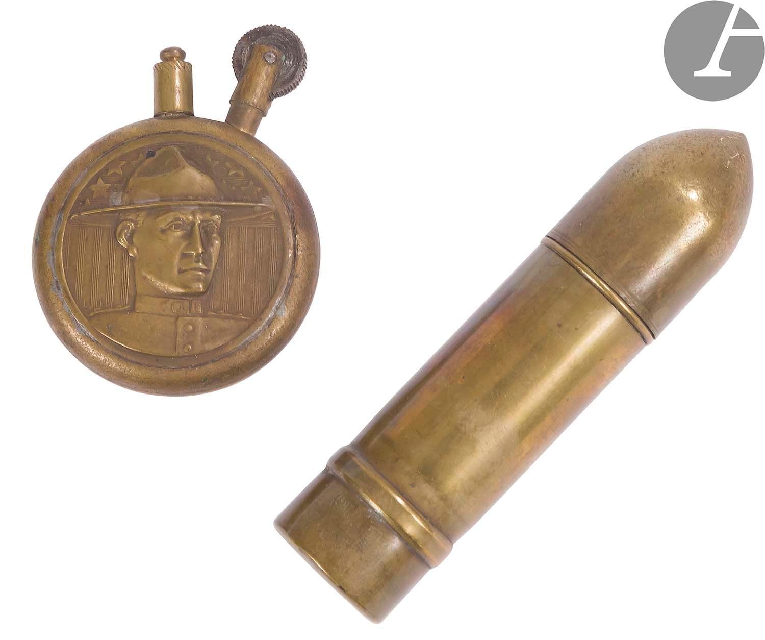 Lot comprenant : 
- Étui revolver 1873, étui à revolver U.S., sacoche en cuir pour boîte à outils. 
- Deux travaux de tranchée. En laiton. 1re GM. 
- Paire d'épaulettes d'officier d'artillerie. 
- Épaulette en passementerie rouge de Saint-Cyrien.
