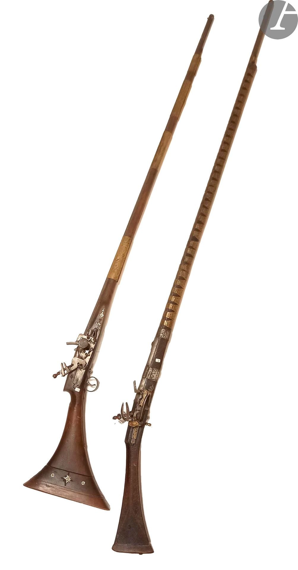 Fusil Moukalah de fantasia marocain.
Long canon à pans. Platine à la miquelet. Garnitures en fer et laiton. Crosse en noyer.
E.M. XIXe siècle.
Avec un fusil d’Afrique du Nord dit Moukalah. Canon à bagues de laiton et de fer. Platine à la Miquelet (accident) garni de laiton ciselé. Crosse en bois sculpté (fêle).