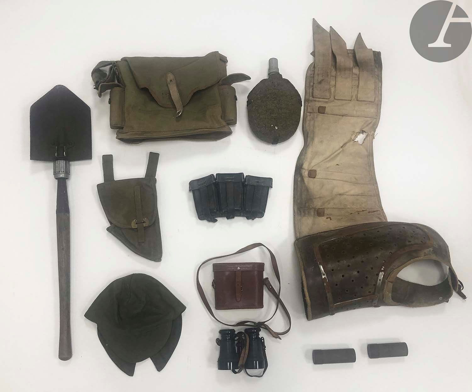 Lot d'équipements : 
- Besace française. 
- Jumelles d’officier. 
- Protection en cuir et toile. 
- Pelle US datée 1944. 
- Cartouchière allemande datée 1943 
- Gourde allemande (2e GM). 
- Casquette française. 
- Étui pistolet en toile.