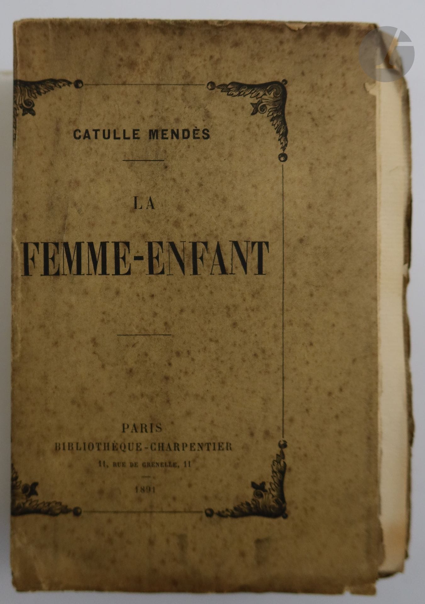 MENDÈS (Catulle).
Ensemble de 2 ouvrages :


- LA FEMME-ENFANT. ROMAN CONTEMPORAIN. Paris : Bibliothèque Charpentier, 1891. — In-12, broché.
Édition originale.
Un des 25 exemplaires sur papier de Hollande (n° 15).
Couverture piquée et salie. Salissures au bord de certains feuillets.

- RUE DES FILLES-DIEU, 56 ou l'héautonparatéroumène. Paris : Bibliothèque Charpentier, 1895. — In-12, demi-chagrin bordeaux, dos à nerfs, tête dorée, non rogné, premier plat de couverture conservé (Engel).

Édition originale.
Exemplaire comprenant sur la couverture une dédicace de l'auteur à Sylvain, comédien, sociétaire de la Comédie-Française.
Couverture rapportée, susceptible de provenir d'un autre exemplaire.