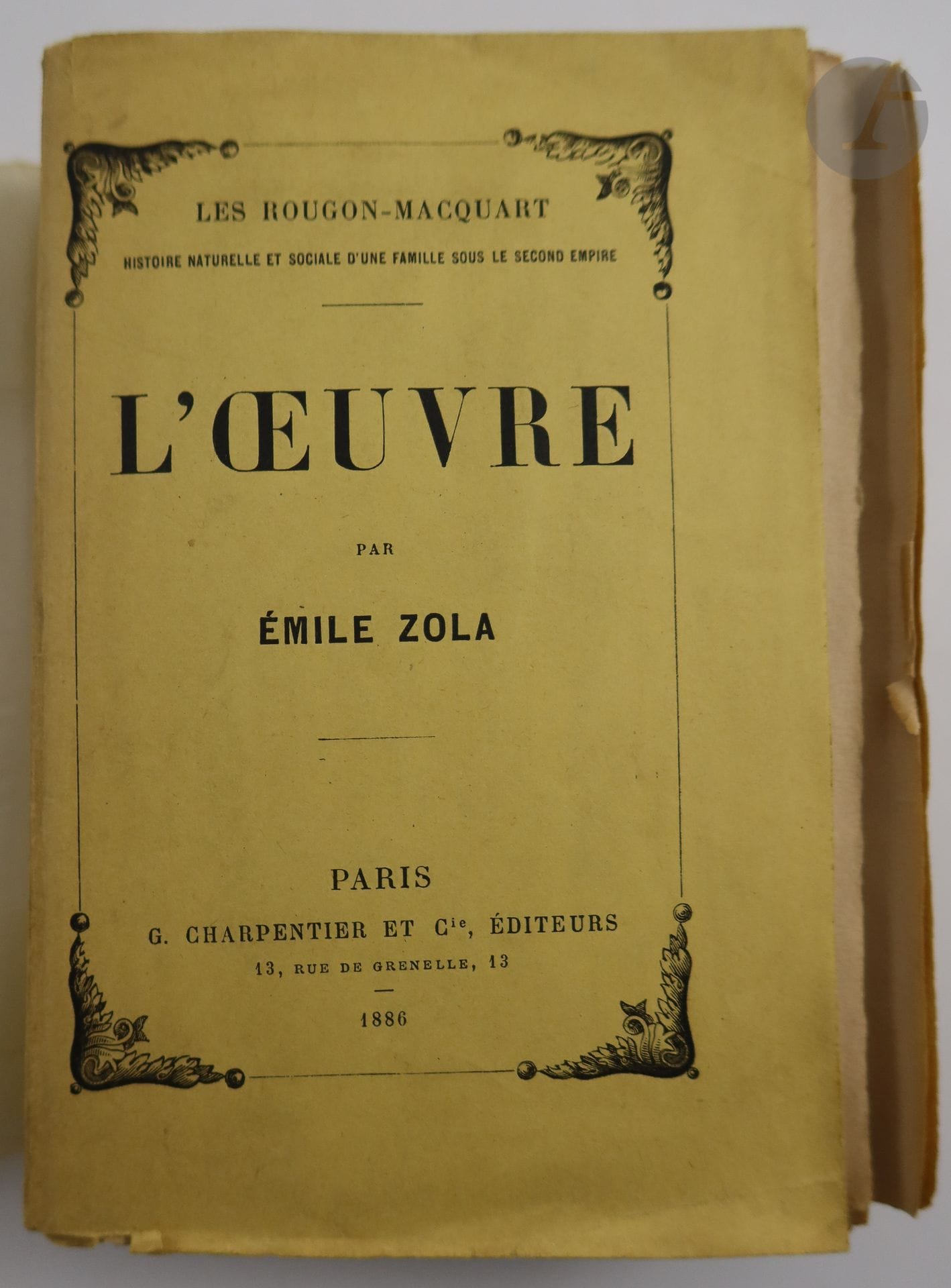 ZOLA (Émile).
L'Œuvre.
Paris : G. Charpentier et Cie, 1886. — In-18, broché.
Première édition en librairie du quatorzième roman de la série des Rougon-Macquart.

Un des 175 exemplaires numérotés sur papier de Hollande (° 130), second papier après 10 japon.

Exemplaire bien conservé, dans sa condition de parution. Petites déchirures sur le bord de quelques feuillets et de légères salissures à la couverture et sur certains témoins.